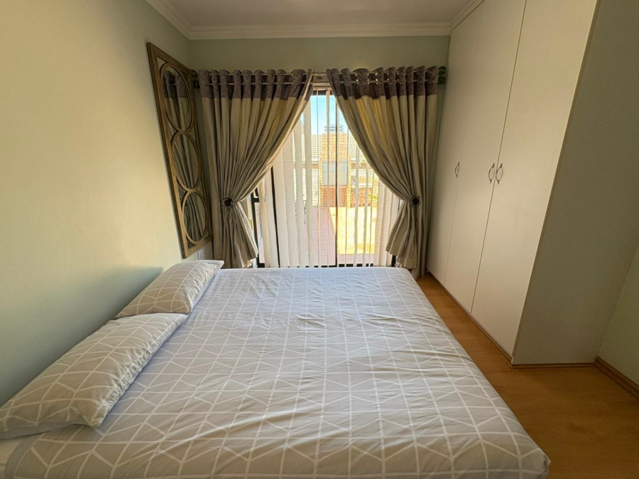 To Let 4 Bedroom Property for Rent in Uitzicht Western Cape